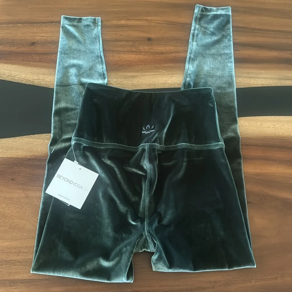 Beyond Yoga Velvet High Waisted Velvet leggings - Picture 2 of 8
